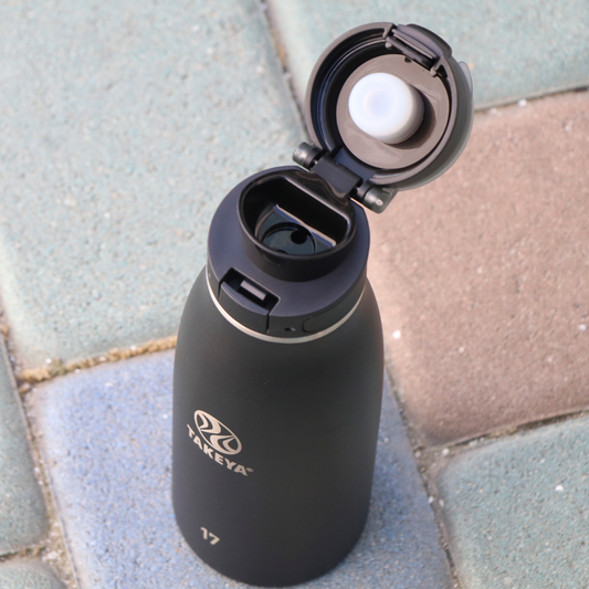 traveler-fliplocktm-lid-a5 96076-R-TravelerLid-Lifestyle-Onyx.png